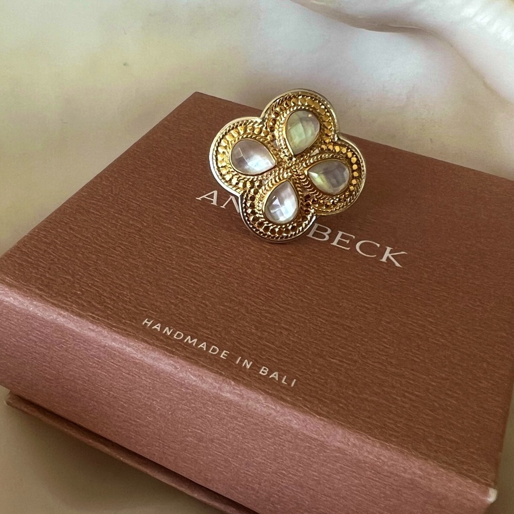 ANNA BECK White Quartz and Mother of Pearl Clover Ring Sz 6 - NIB - Picture 6 of 14